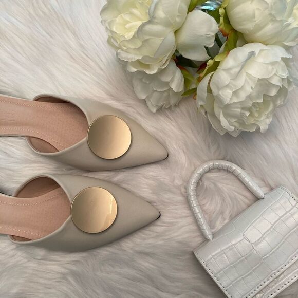 Riveted Off White Crème Gold Pointed Toe Flat Mules Shoes - Picture 6 of 9